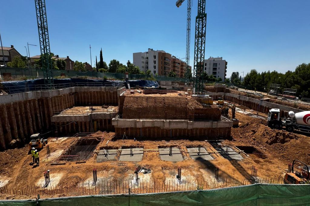 Imagen de 106 DWELLINGS, GARAGE, STOREROOMS AND SWIMMING POOL IN AVDA. DE LA CALLERA, 2